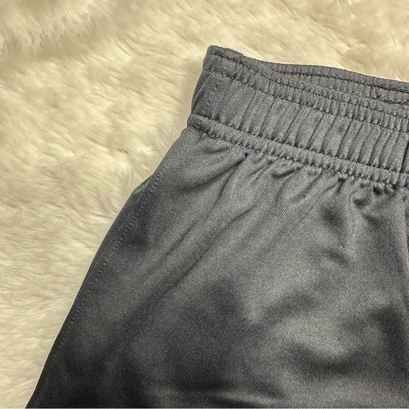 Under Armour Shorts Black & White Size 4 - Picture 16 of 16